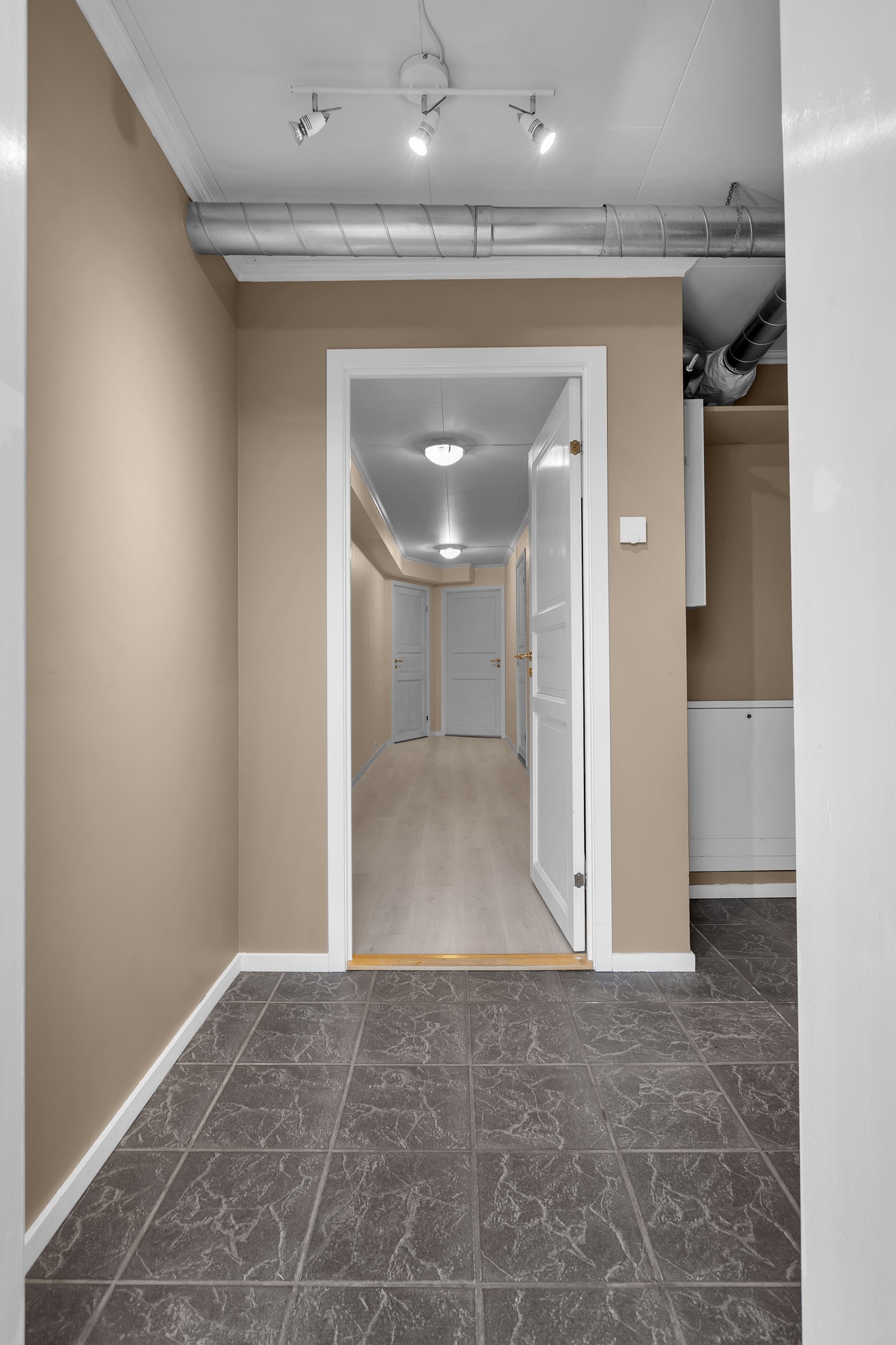 I u. etasjen er det en stor og praktiskt utleieleilighet Galleribilde