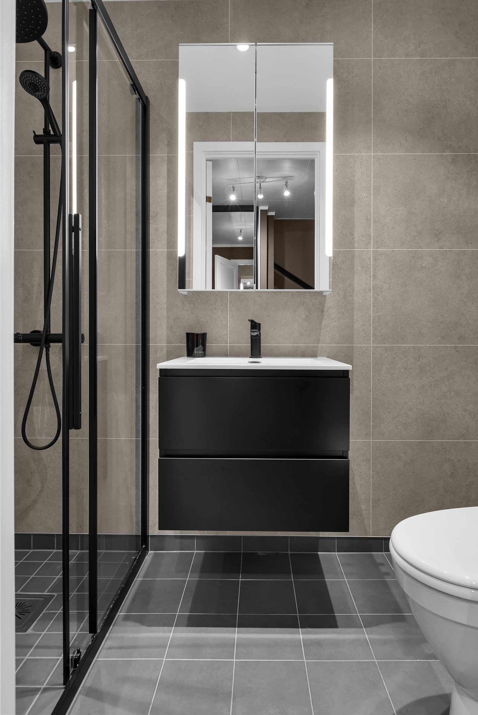 Fra inngangspartiet er det adkomst til dette praktiske gjestetoalettet som også har dusj Galleribilde