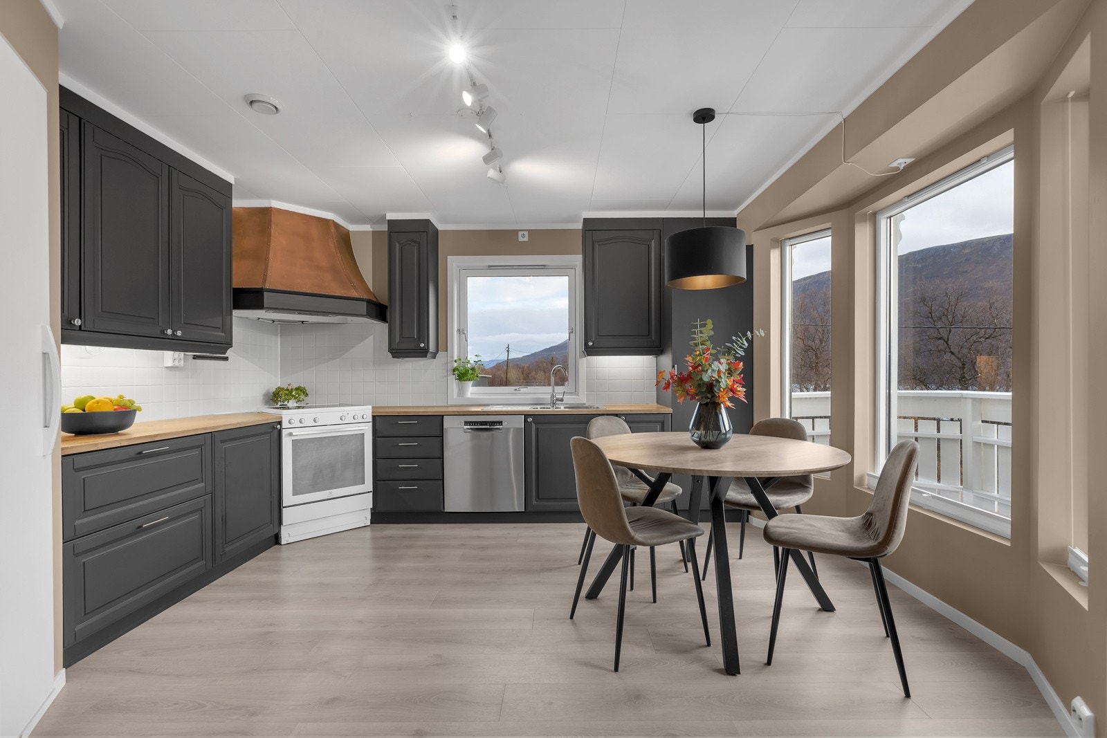 Her finner du godt med skapplass og du har stort kjølehjørne Galleribilde