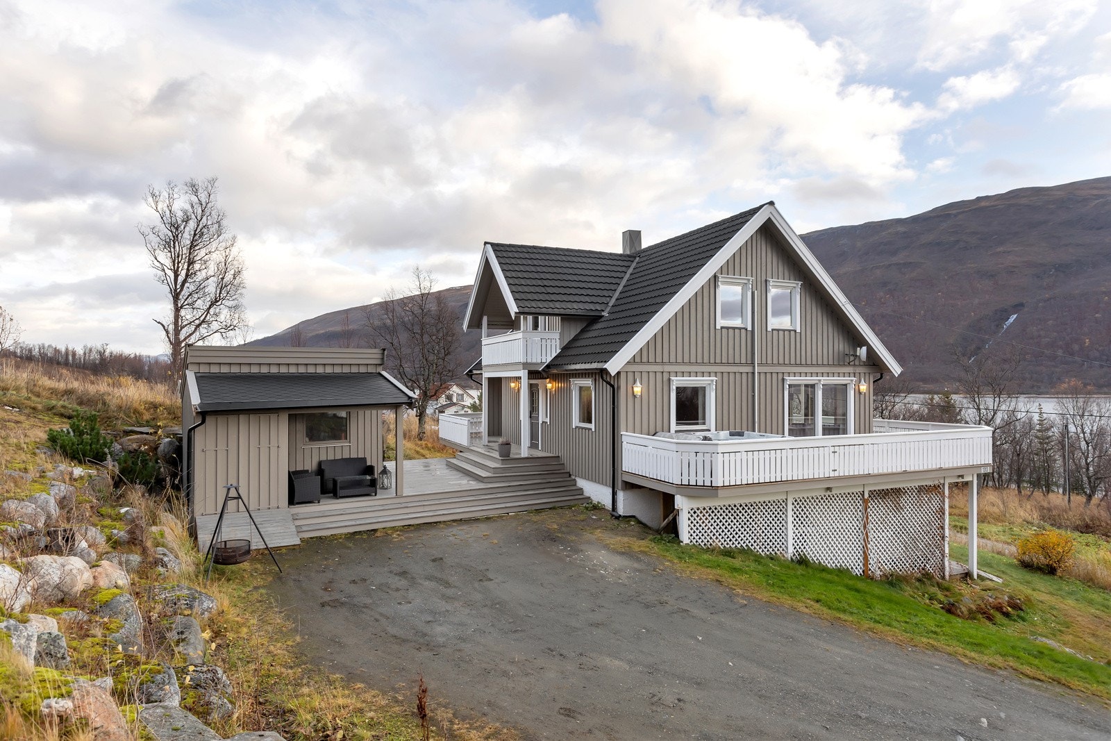 Tomten er på godt over 1 mål som gir god boltrepalss. Her er det bl.a. ført opp en 15m2 redskapsbod/anneks Galleribilde