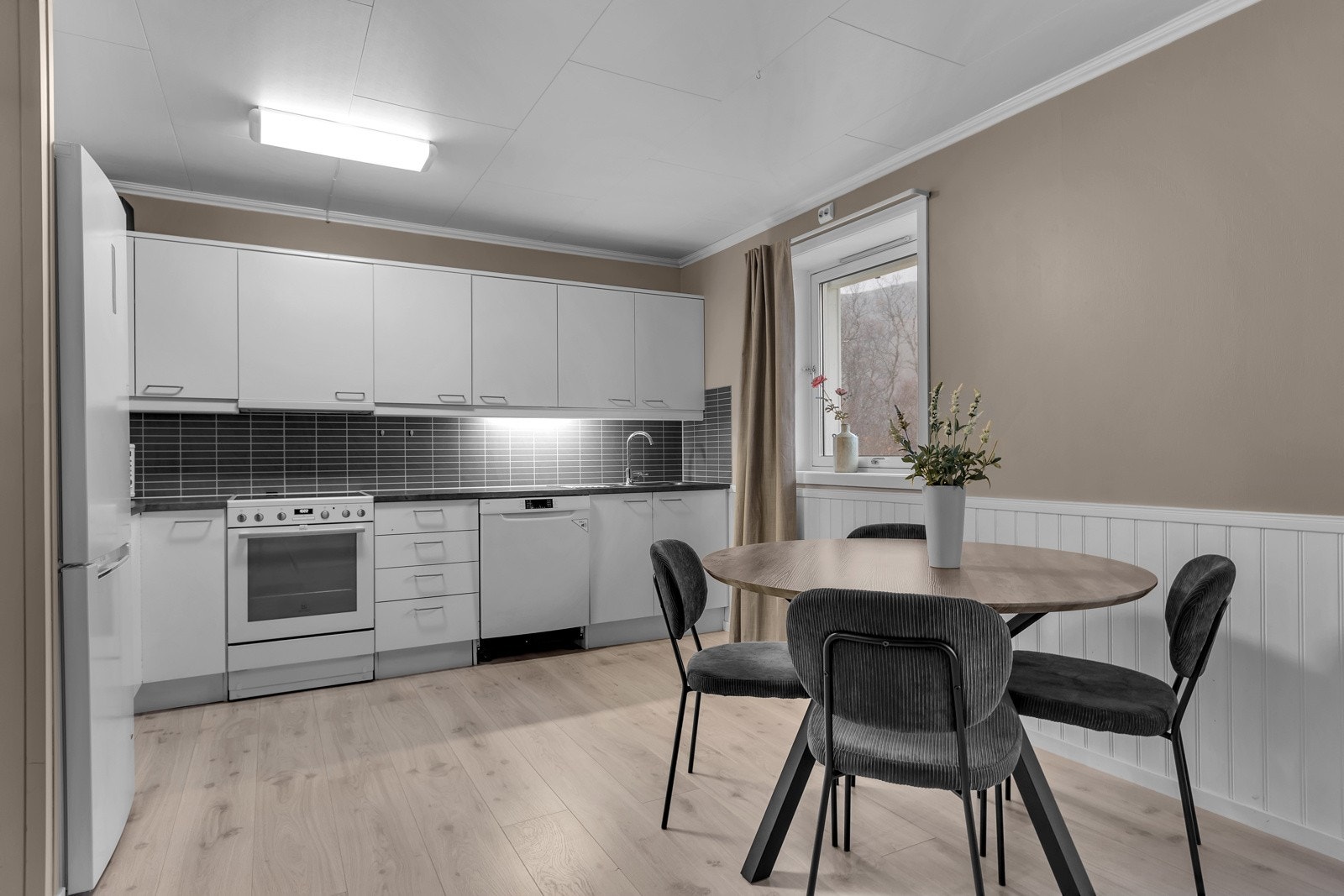 Denne består av 2 soverom, bad/wc/vask, bod, vindfang, stue og kjøkken Galleribilde