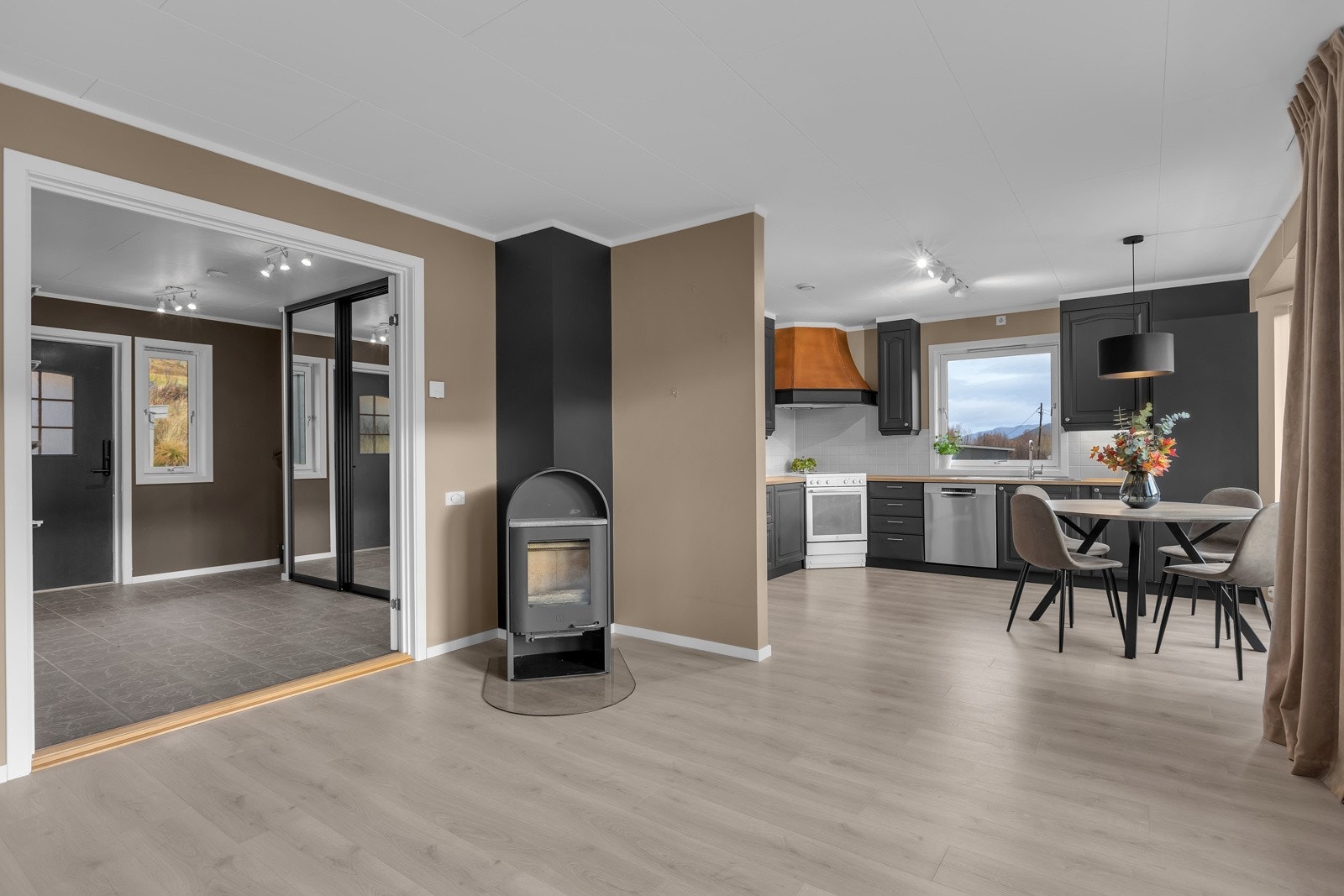 Resten av 1. etasje er dedikert til spisestue, dagligstue og kjøkken Galleribilde