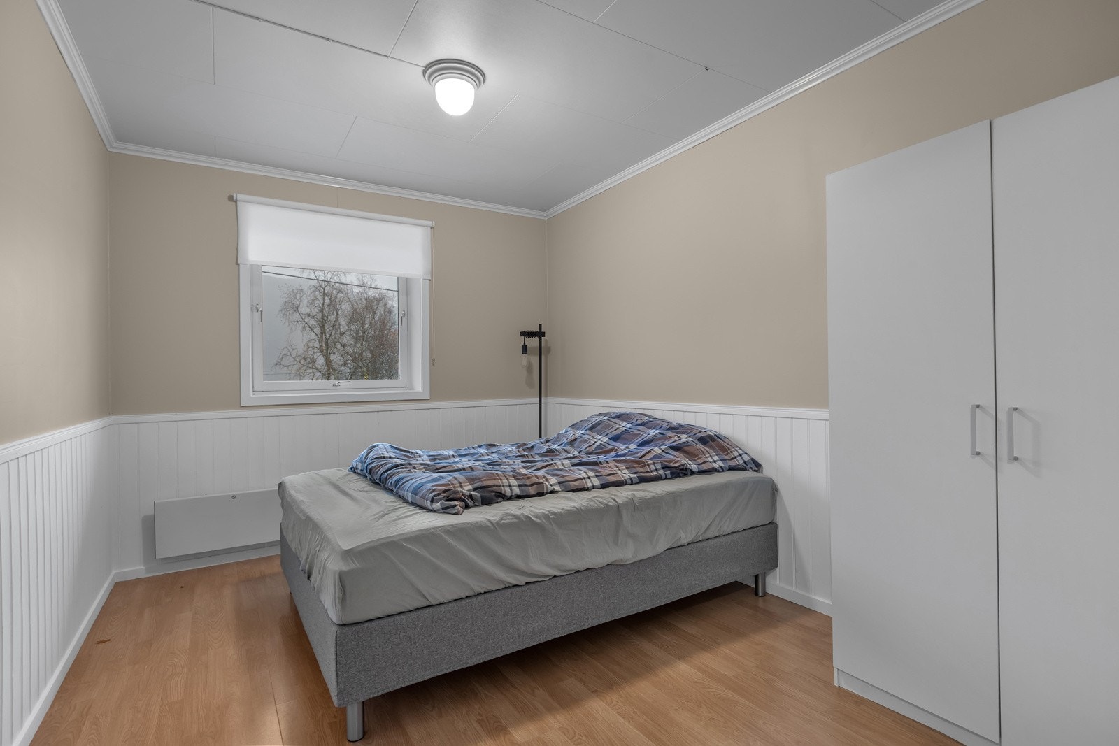 Leiligheten har 2 soverom hvor bildet viser det største av de 2 på ca. 11.5m2 Galleribilde