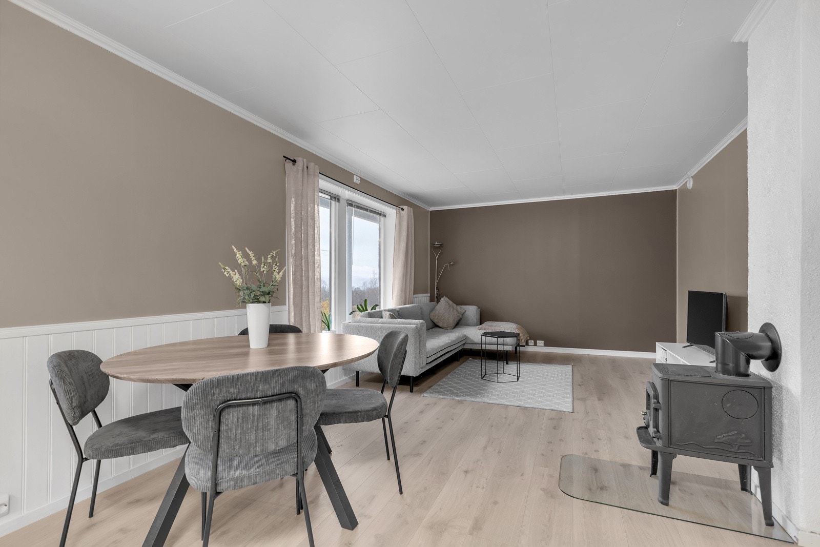 God plass til møblement. Det er vedfyring i denne etasjen også Galleribilde