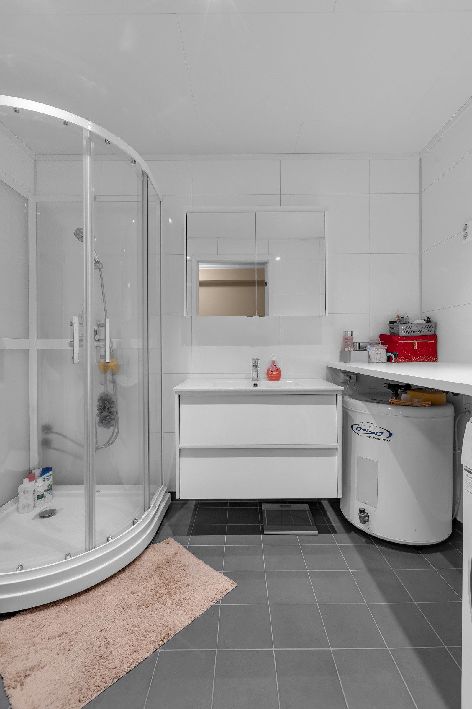 Badet er pent og praktisk. Ca. 5.6m2 Galleribilde