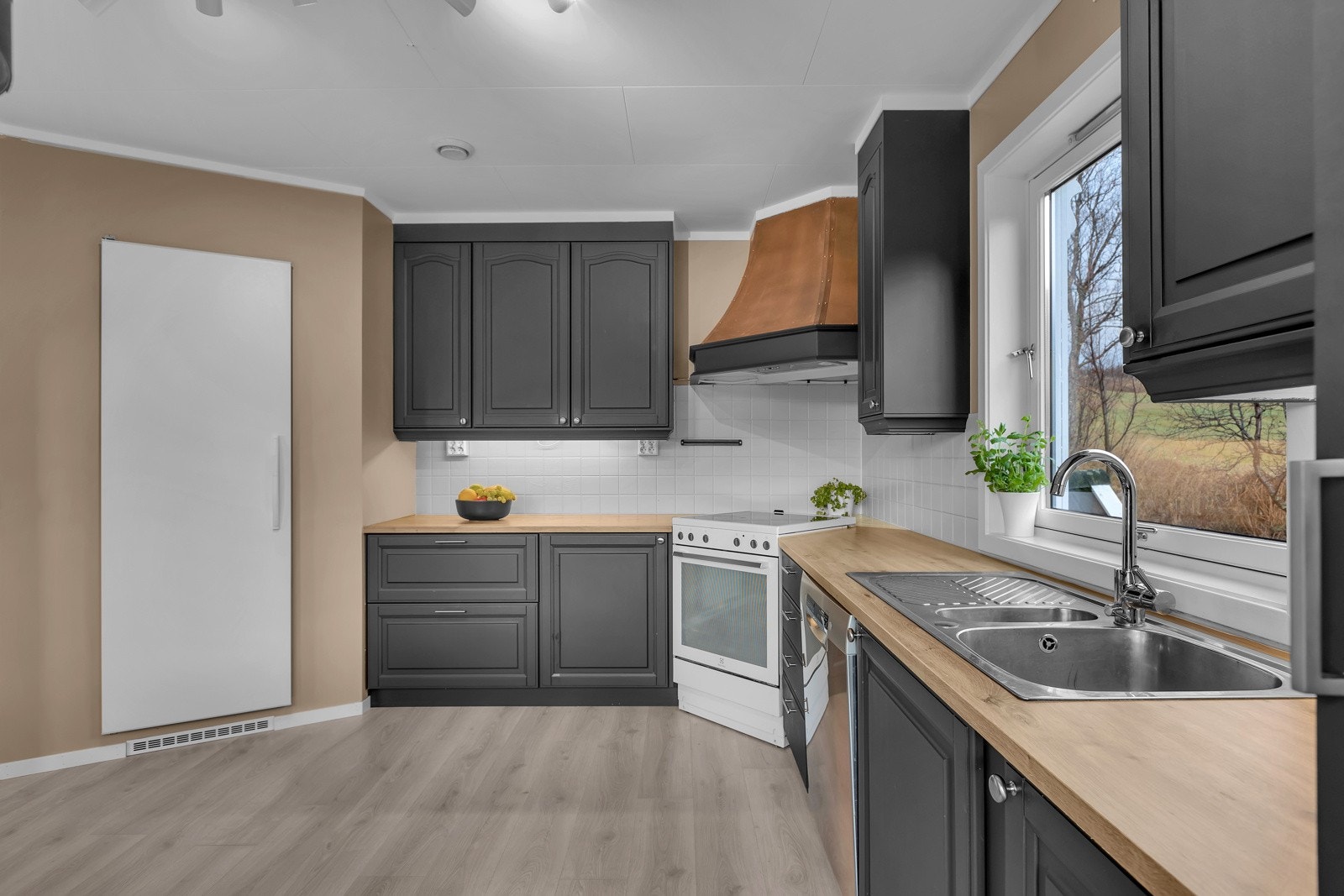 Kjøkkenet er tilbaketrukket og praktisk Galleribilde