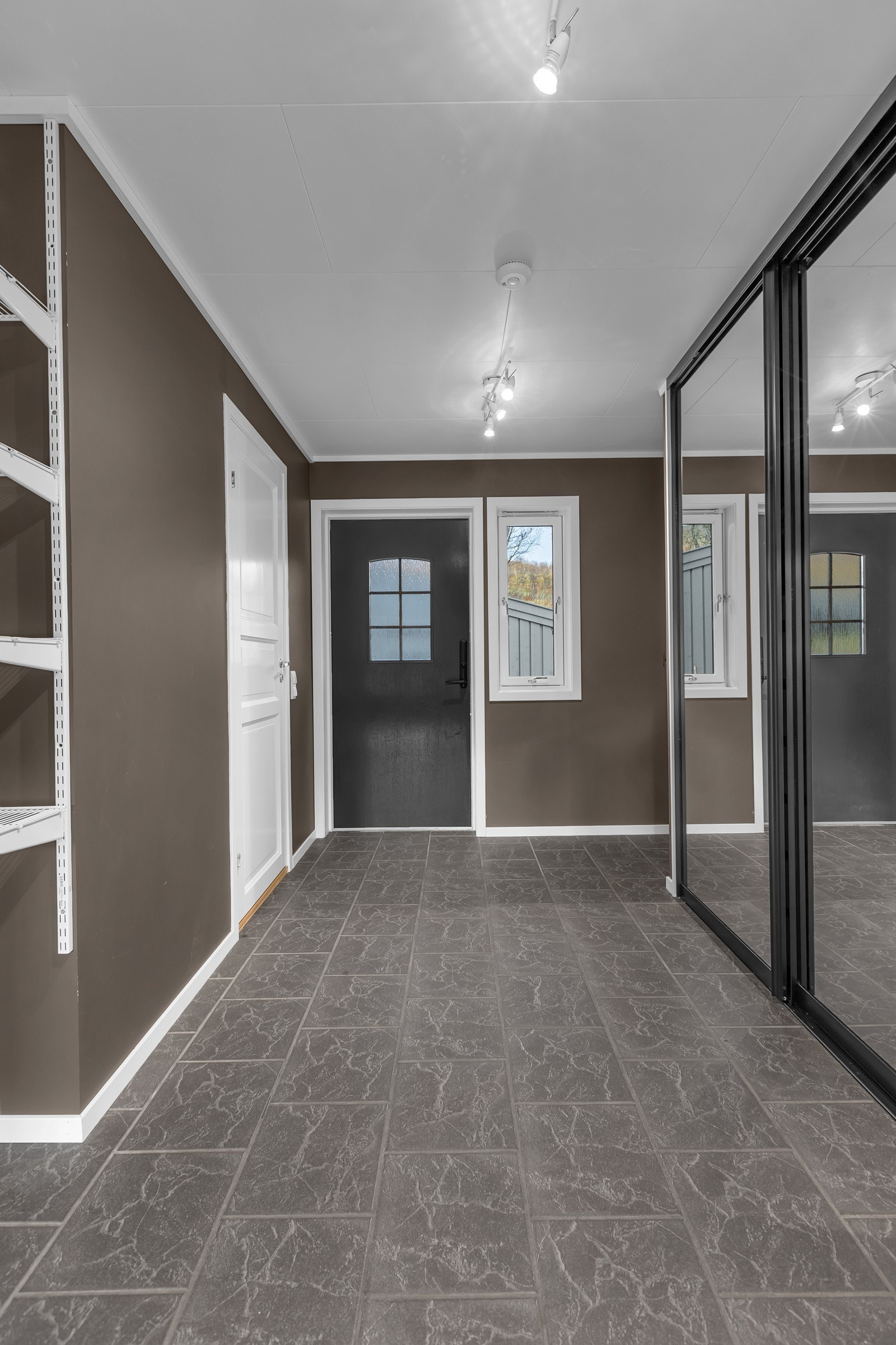 Når du kommer inn i boligen finner du dette romslig inngangspartiet Galleribilde