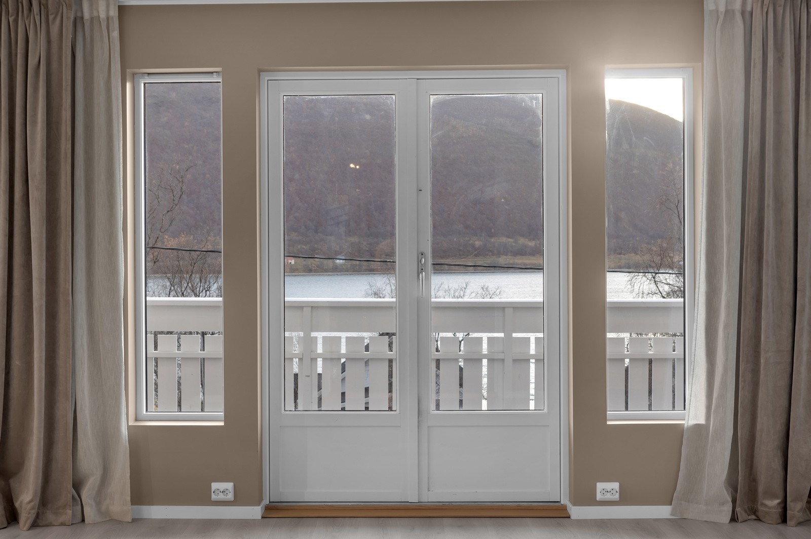 Fra dagligstua er det utgang til stor omkransende veranda Galleribilde