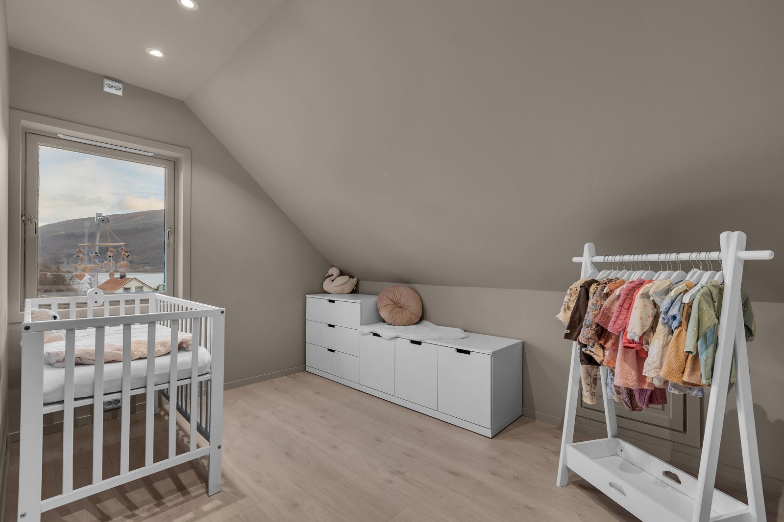 Soverom 4 ligger i motsatt ende av etasjen og er på ca. 8.6m2 Galleribilde