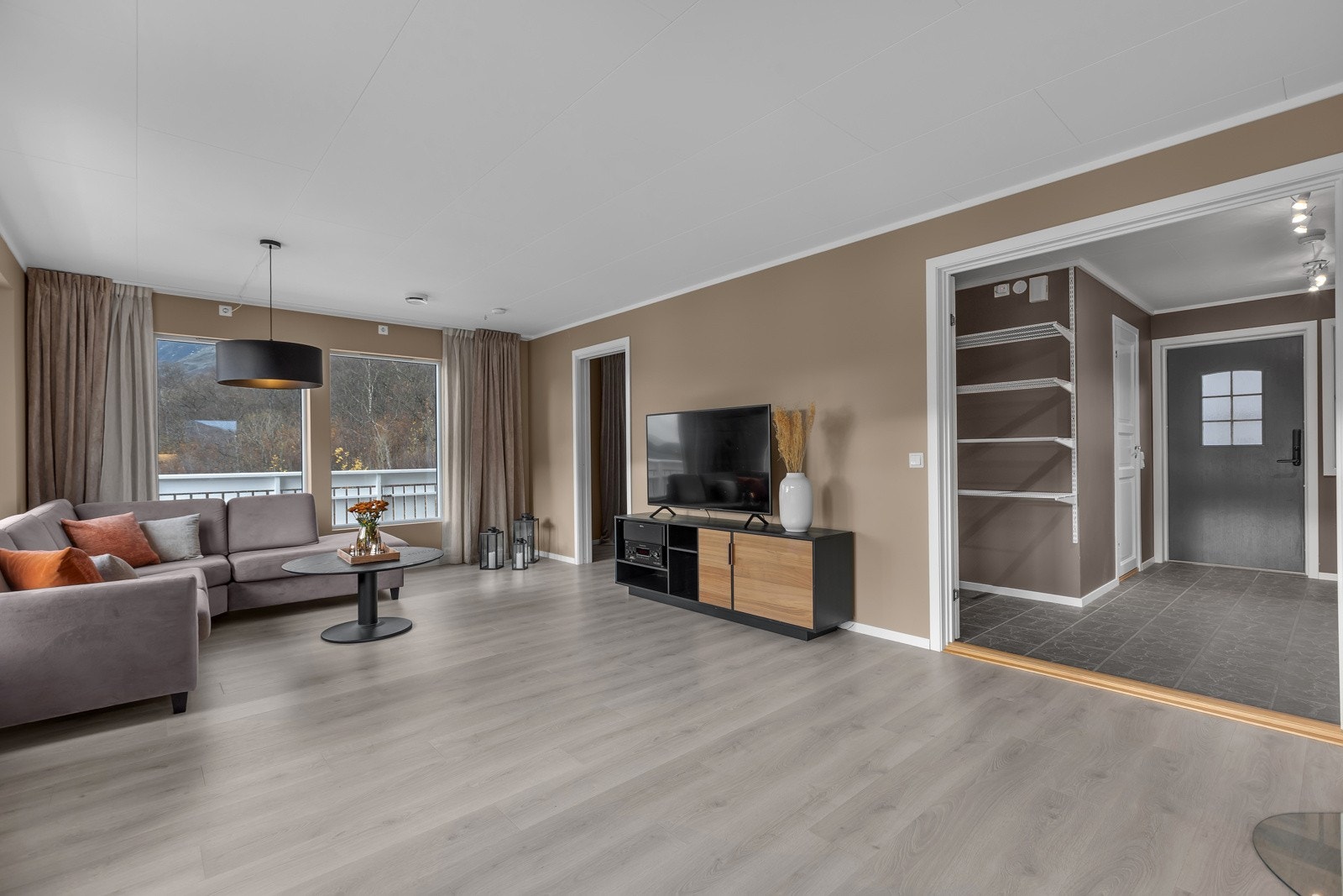 Stue og spisestue er på tilsammen ca. 42m2 slik at du har god plass til møblement Galleribilde