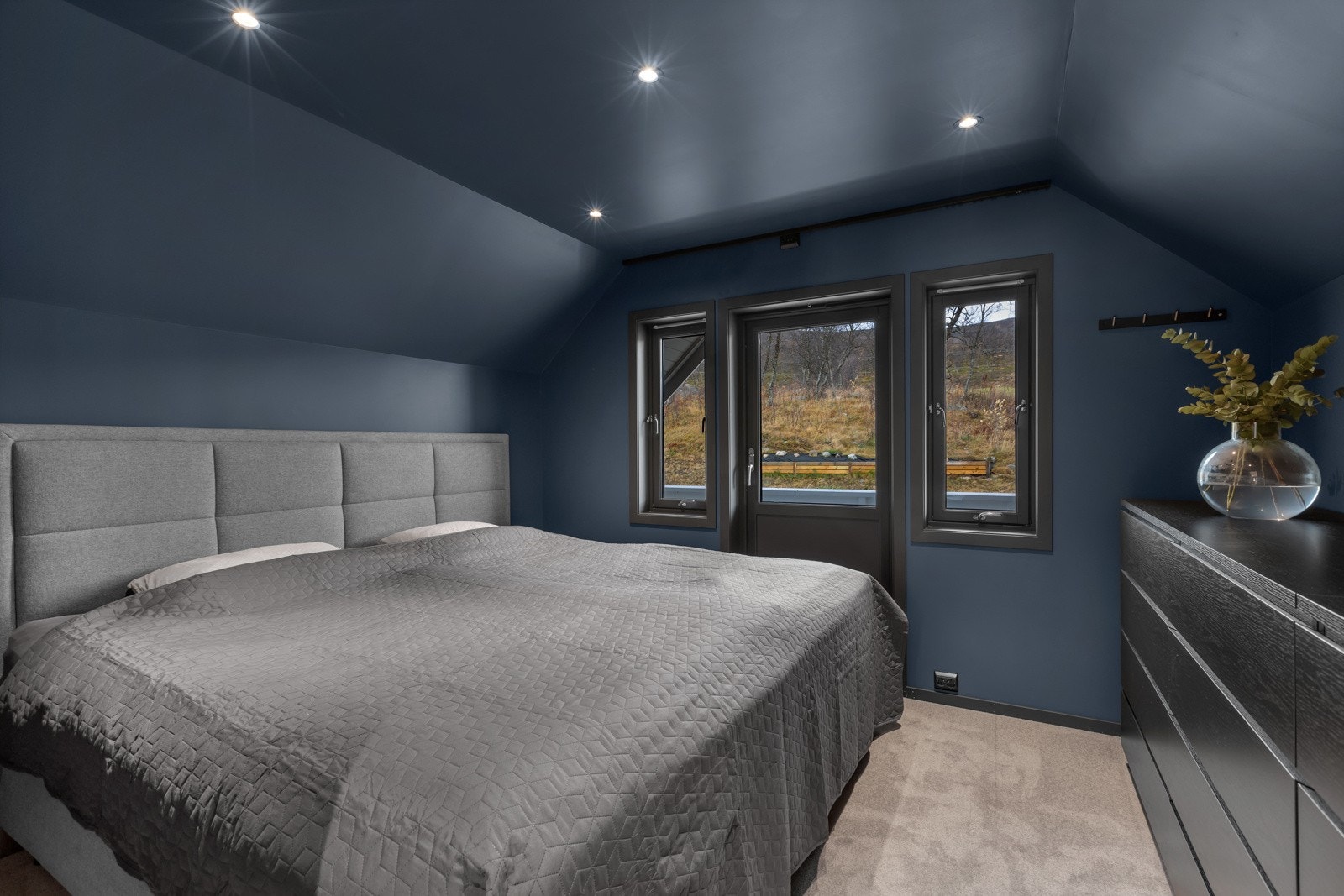 Hovedsoverommet er tilbaketrukket med utgang til egen veranda. Flott soverom på ca. 12.6m2 Galleribilde