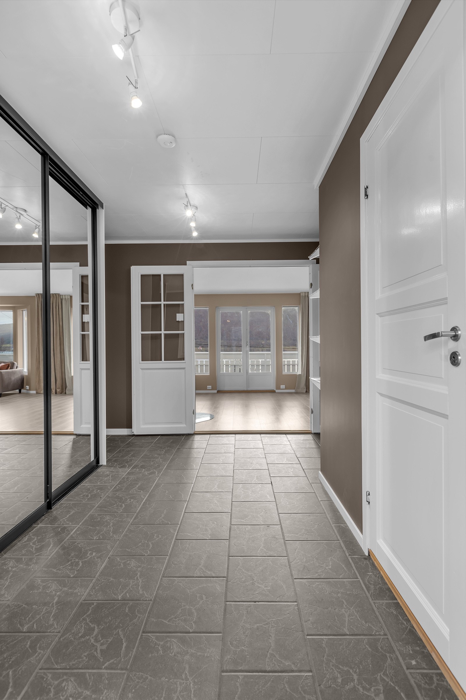 Her det rikelig med plass og du finner en stor skyvedørsgarderobe Galleribilde