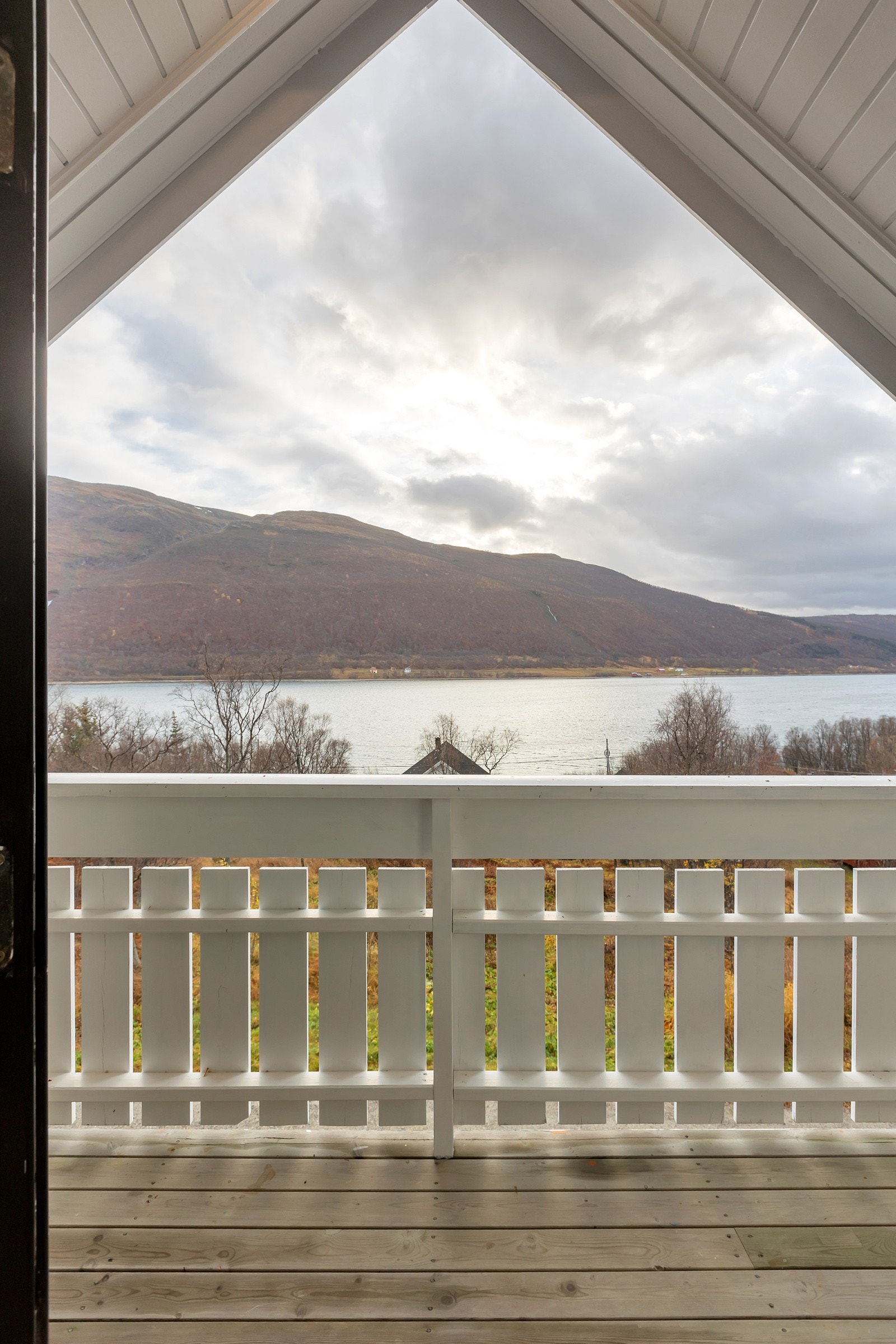 Fra loftstua er det utgang til overbygget veranda Galleribilde