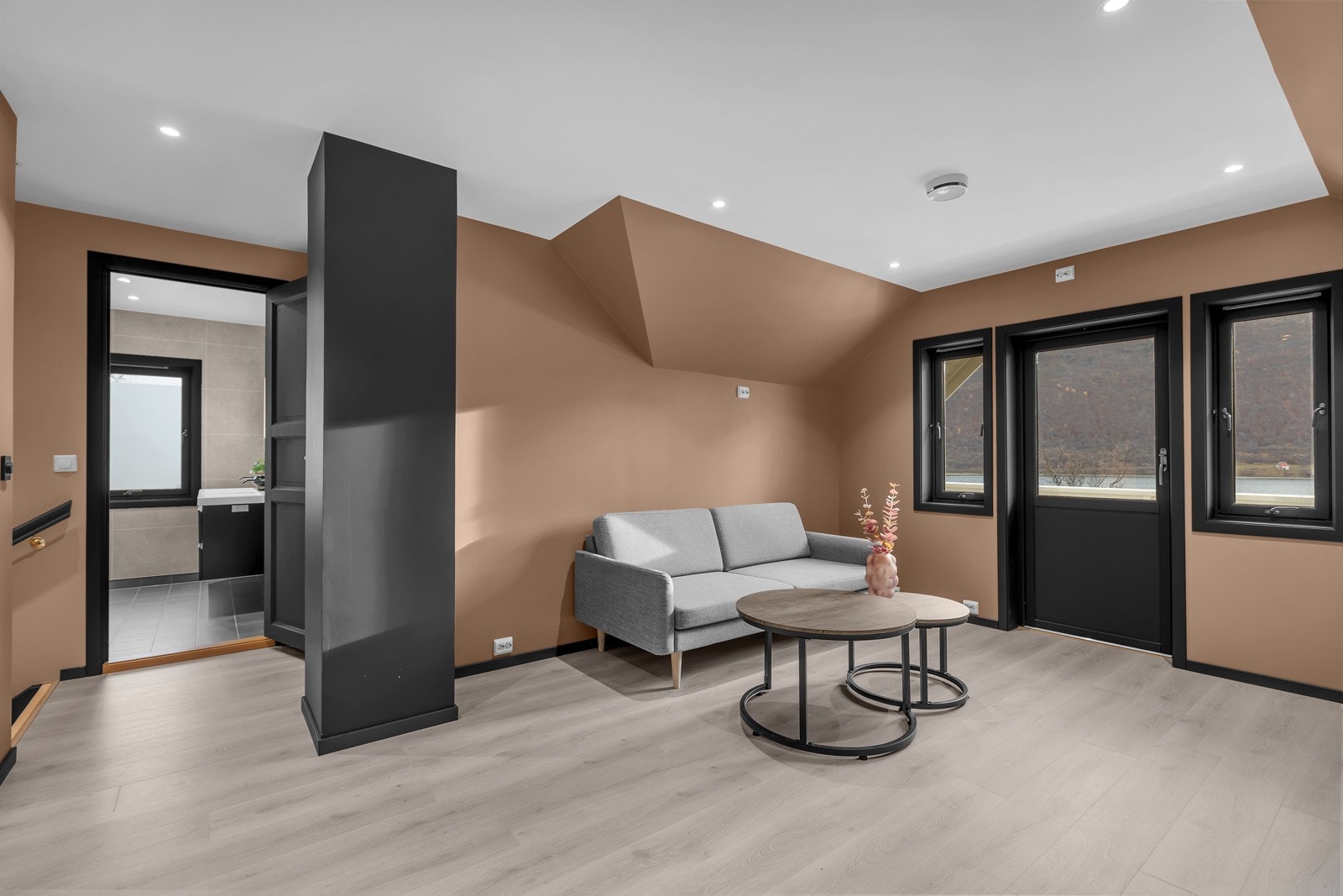 2. etasje i Langsundveien 1313 er dedikert til 4 soverom, loftstue og bad Galleribilde