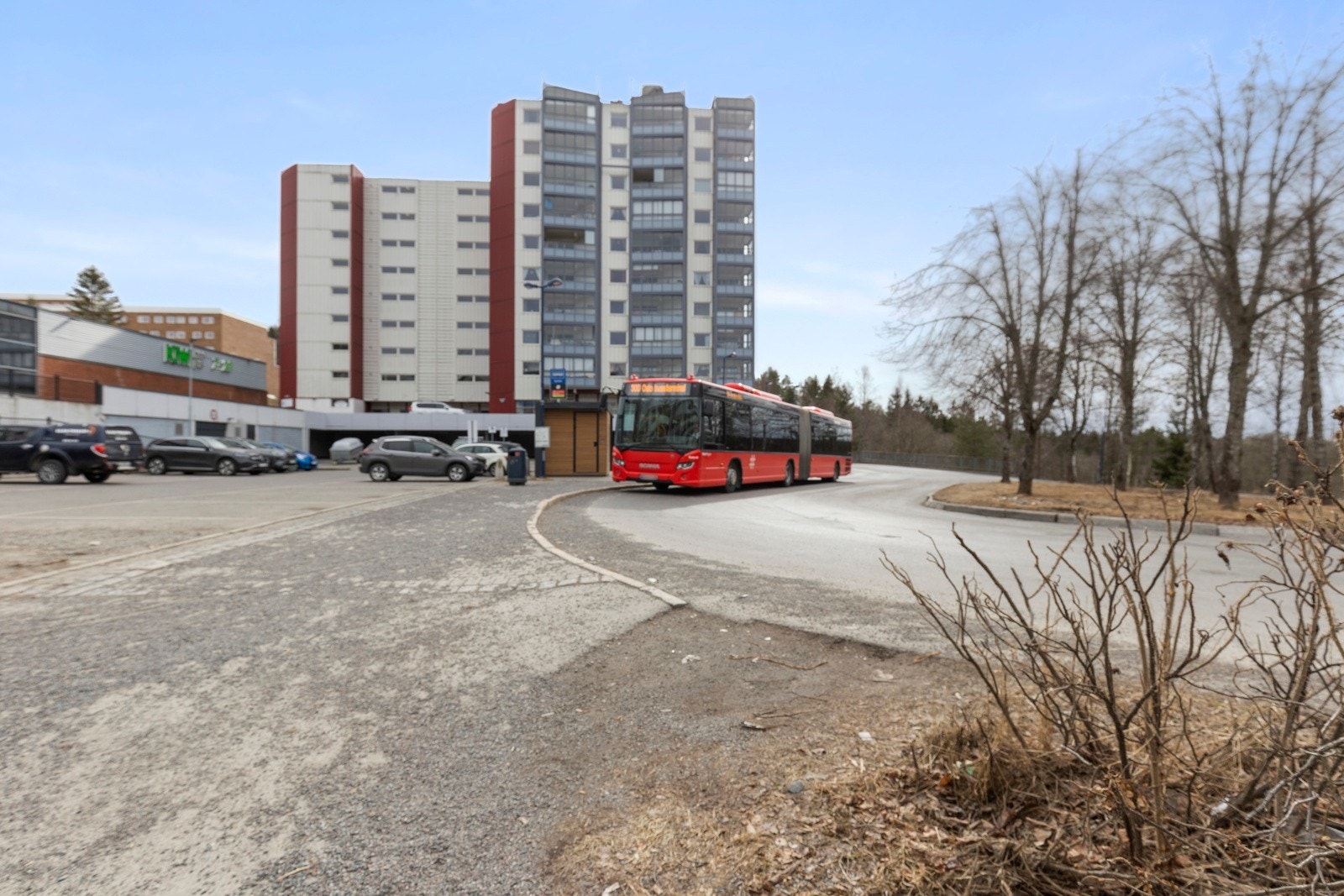 Bussholdeplassen er ca. 80 meter fra boligen med avganger til Oslo hvert 10 minutt. Galleribilde