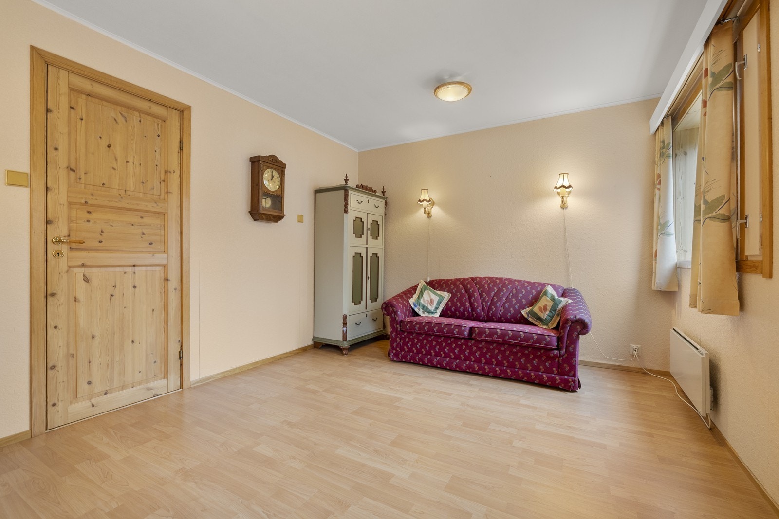 Her er det gode muligheter til å innrede med garderobeskap eller lignende for ekstra oppbevaringsplass. Galleribilde