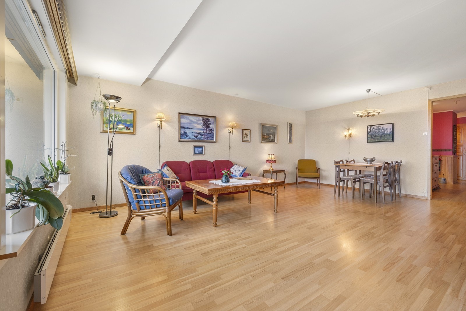 Lys og romslig stue med god plass til både sittegruppe og spisebord, som skaper en innbydende og luftig atmosfære. Galleribilde