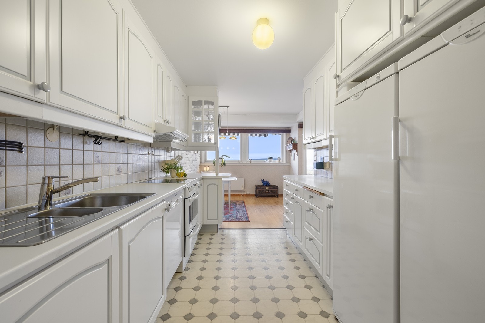 Med under- og overskap samt skuffer er det rikelig med oppbevaringsplass. Galleribilde