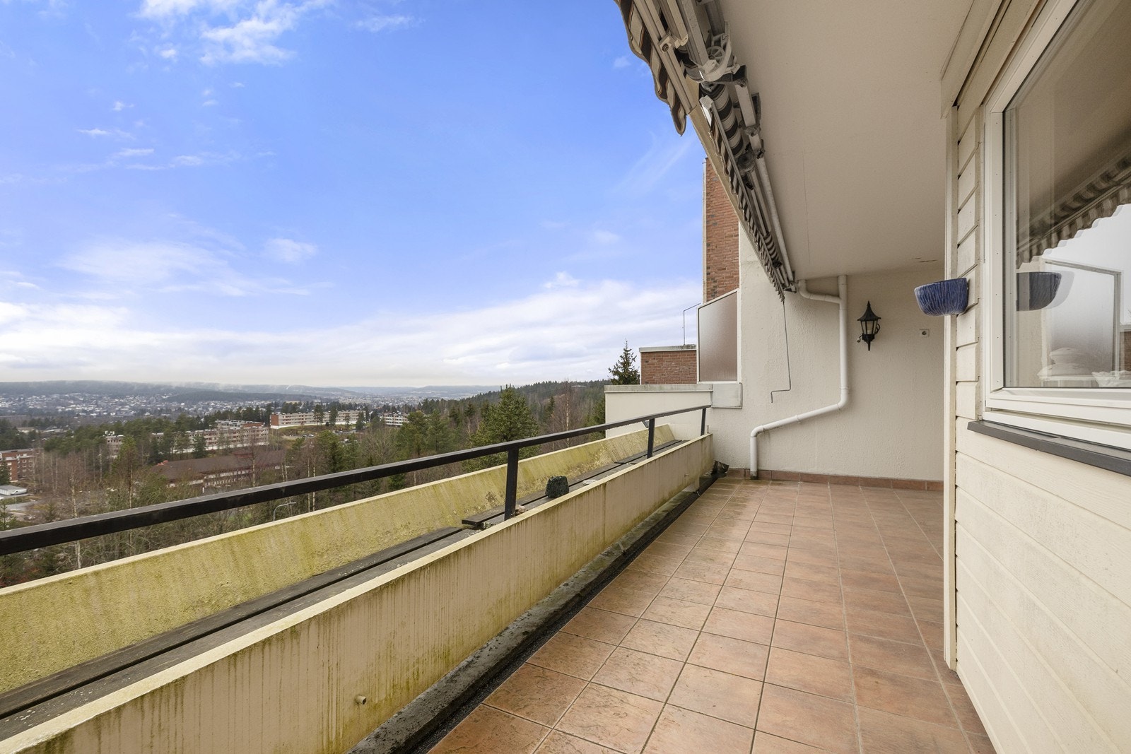 Her kan det innrededes med sittegruppe og tilhørende møblement. Borettslaget er i gang med renovasjon av balkongene og estimert ferdigstilleste er juni 2025. Galleribilde