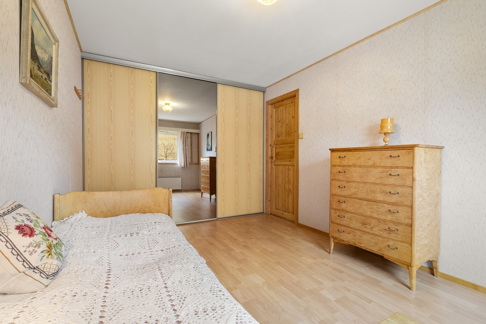 Stor skyvedørsgarderobe med speil, perfekt til oppbevaring av klær. Galleribilde