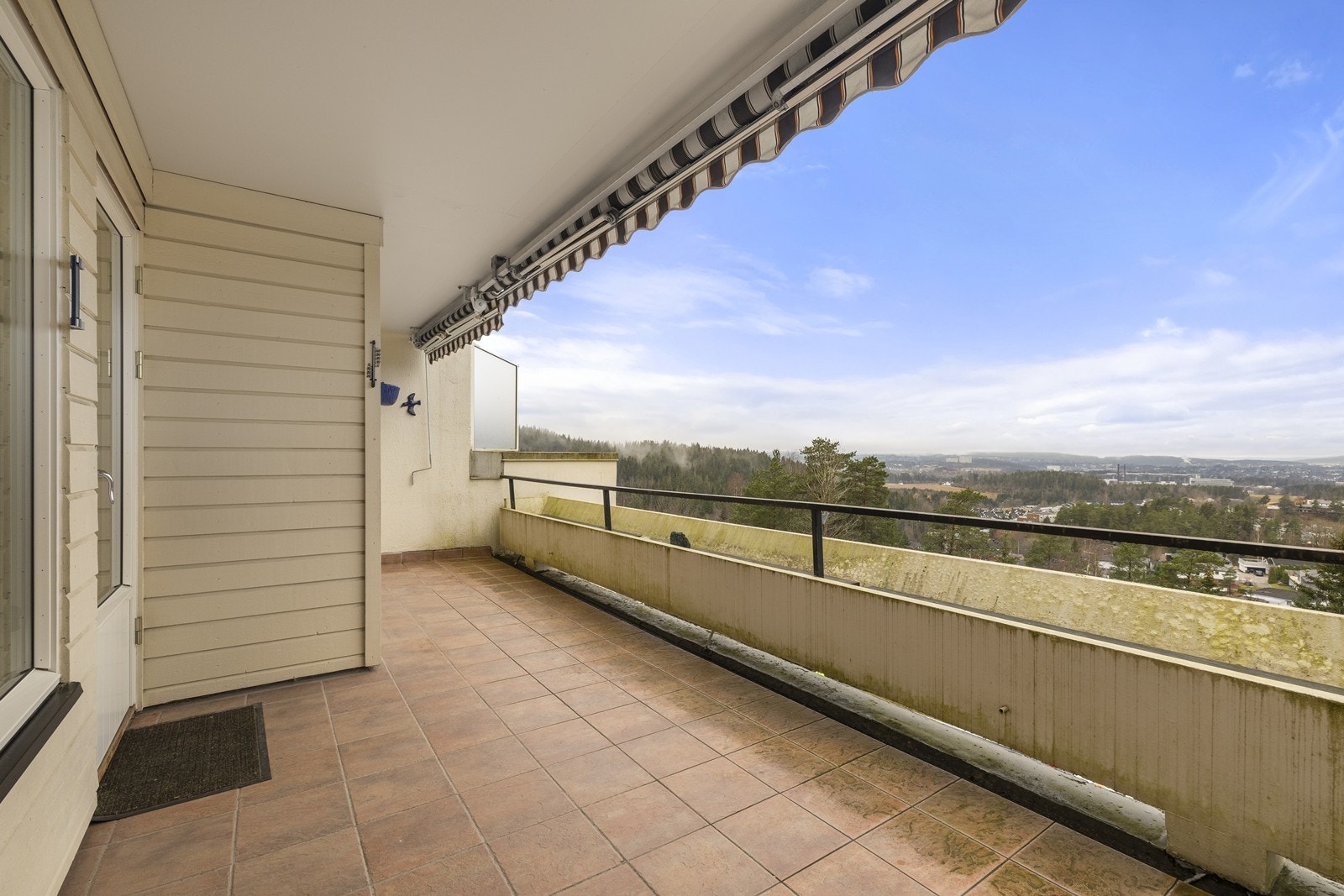 Overbygd balkong med markise og fantastisk utsikt! Galleribilde