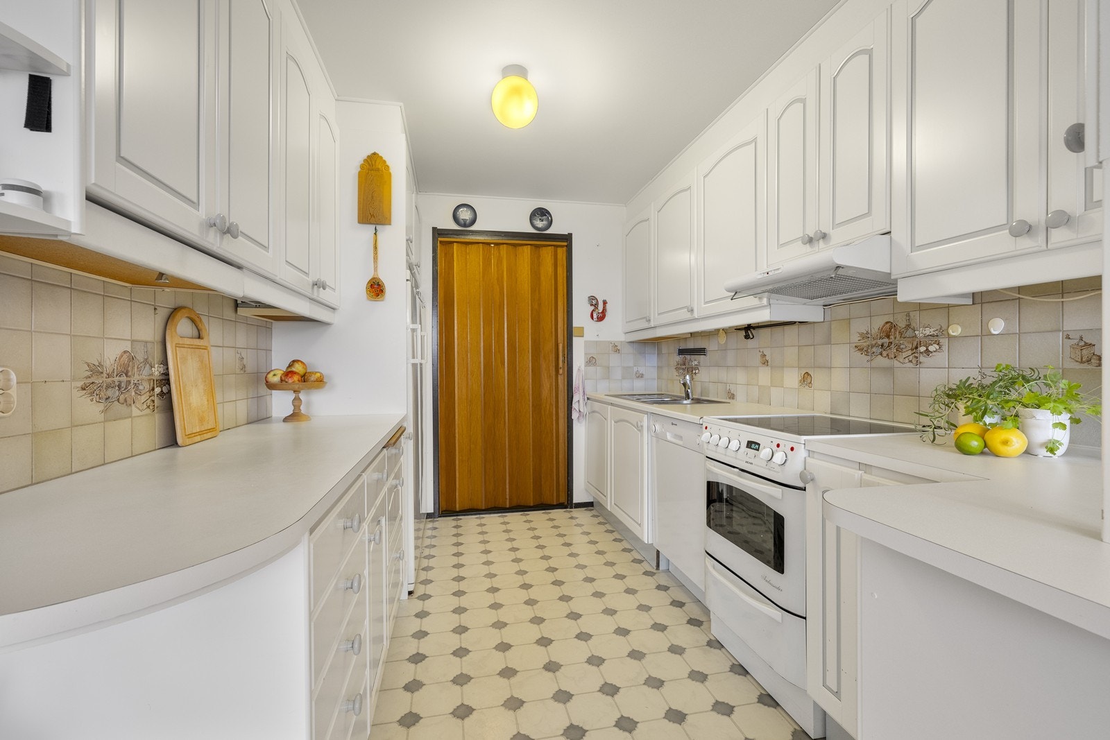 Kjøkkenet har profilerte fronter og benkeplate av laminat. Galleribilde