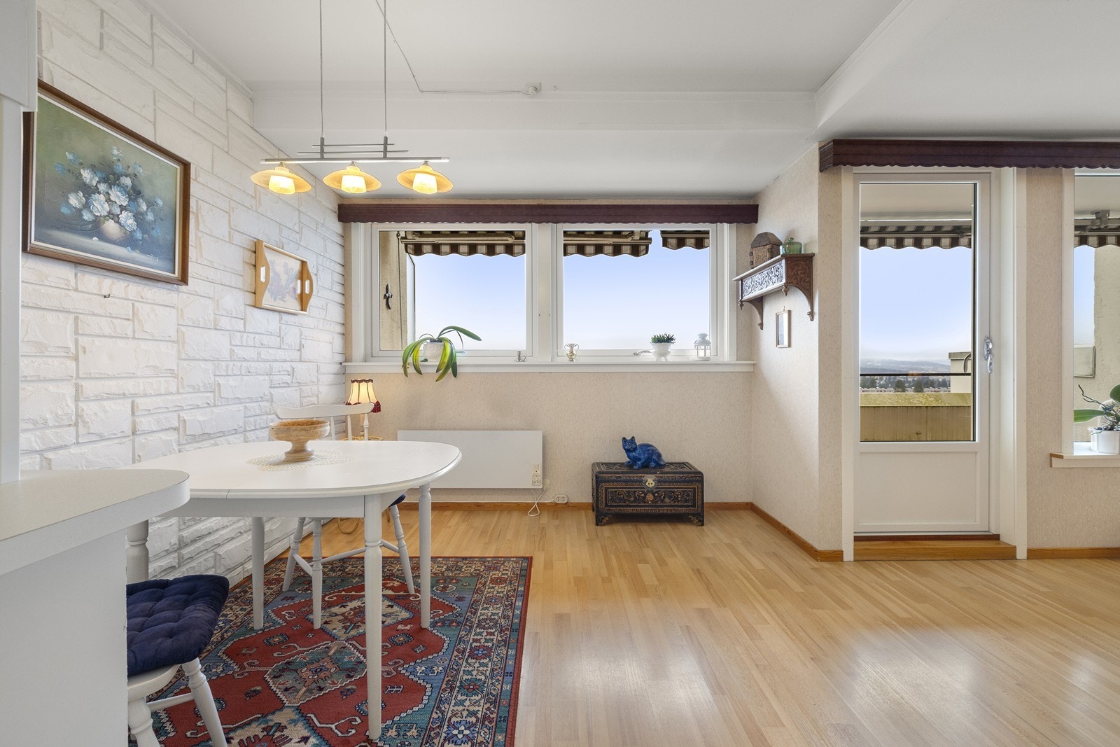 Ved siden av kjøkkenet kan det møbleres med spisegruppe. Galleribilde