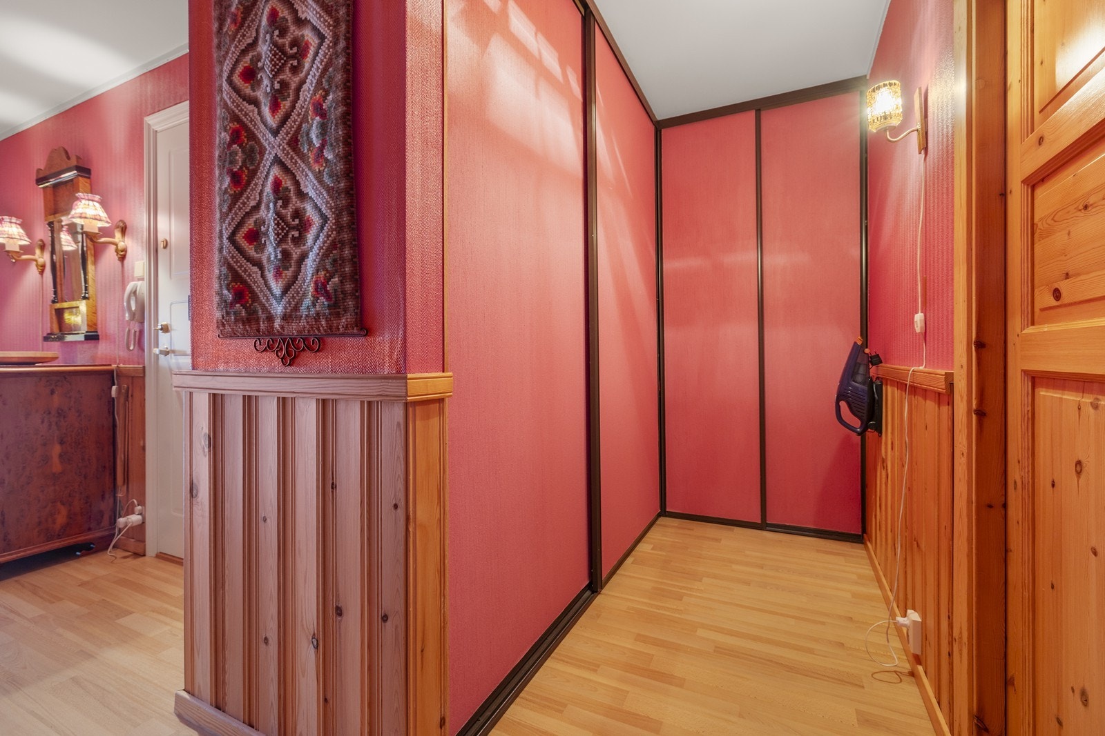 Ved entréen finner du i tillegg integrerte garderobeskap med skyvedører. Galleribilde