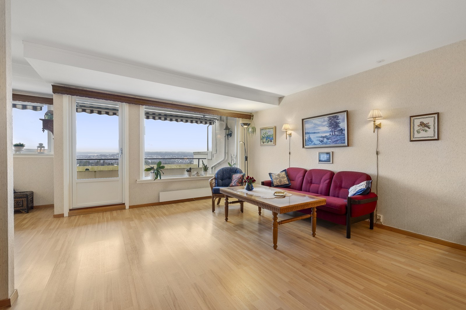 De store vindusflatene slipper inn mye naturlig dagslys. Galleribilde