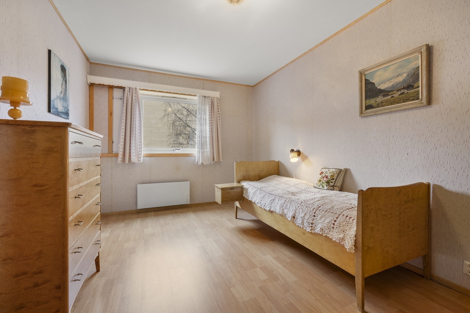 Soverom 1 har god plass til dobbeltseng med tilhørende møblement eller kommode som avbildet. Galleribilde