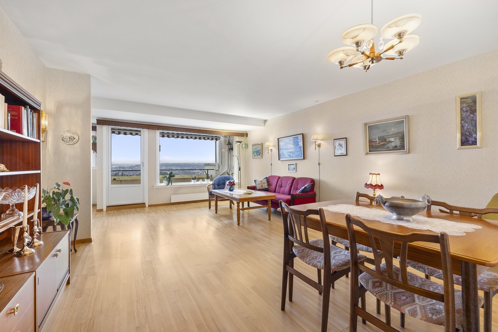 Dette er en koselig 3(4)-roms leilighet med mye potensiale og en fantastisk utsikt. Romslig stue med laminatgulv og tapetserte vegger. Galleribilde