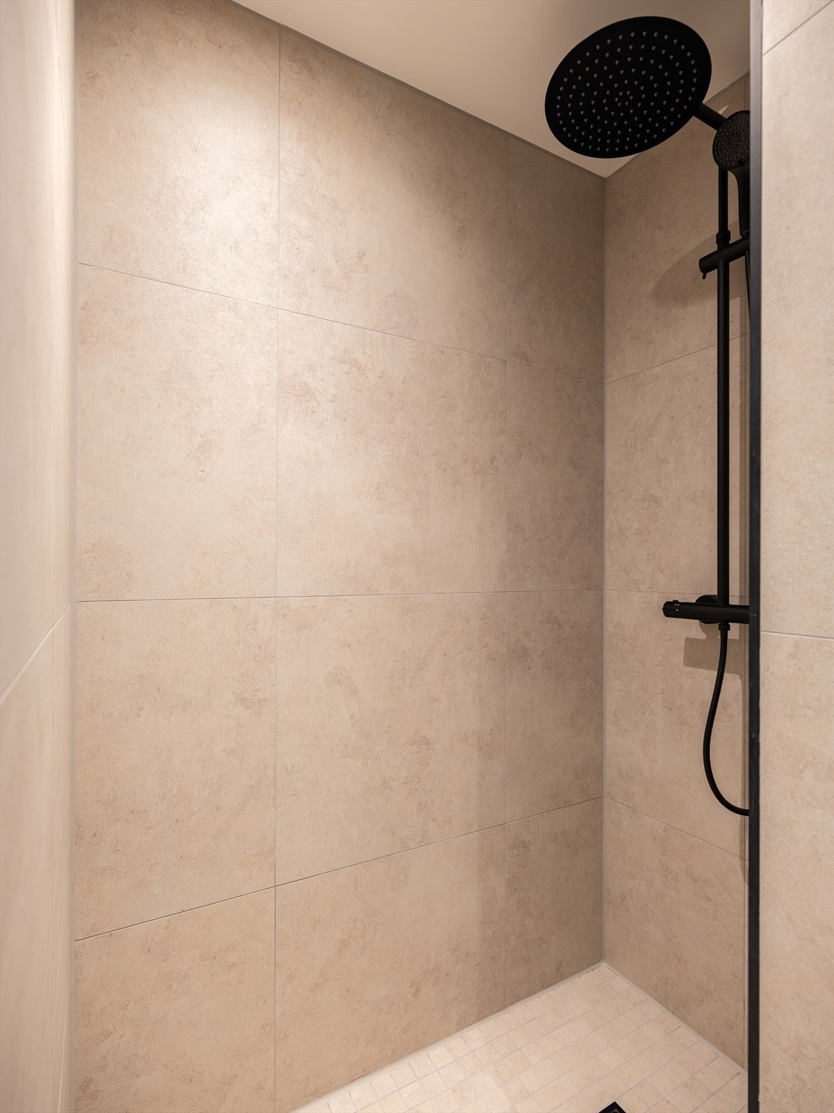 Lekker dusjnisje i enden av badet. Dette er med på å gi badet en romslig følelse. Galleribilde