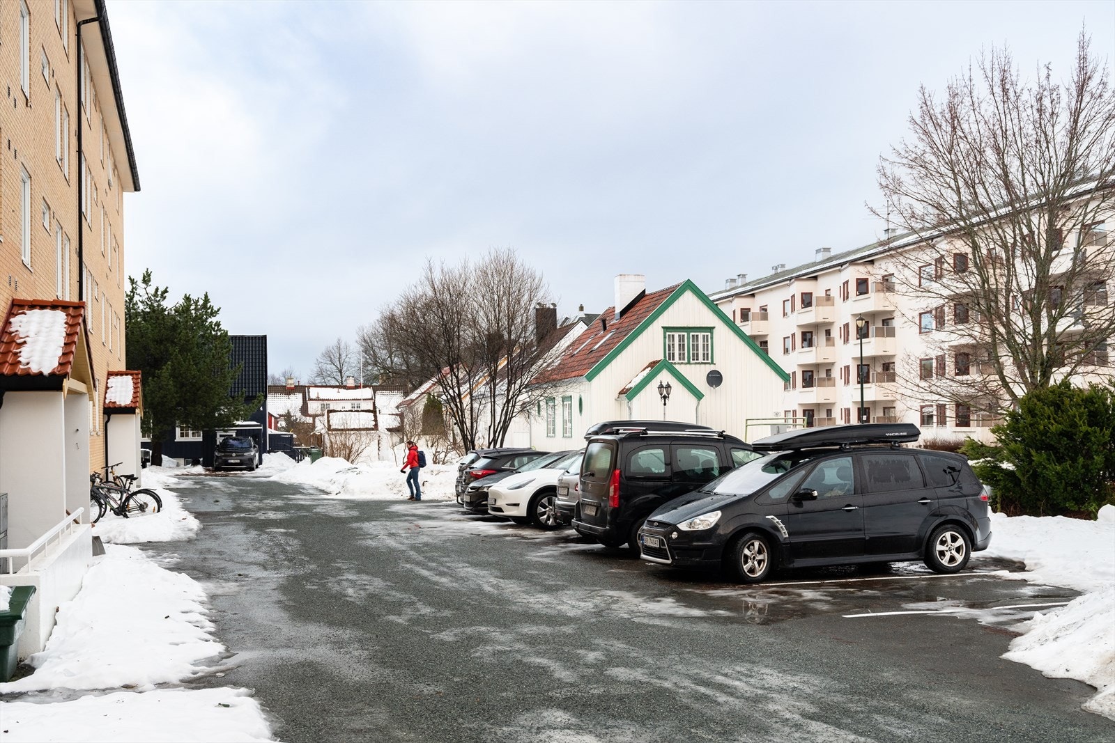 Parkeringsplasser i borettslaget tildeles etter ansiennitet og administreres av styret. Styreleder opplyser om at det er tre ledige parkeringsplasser pr. 08.01.2025. Galleribilde