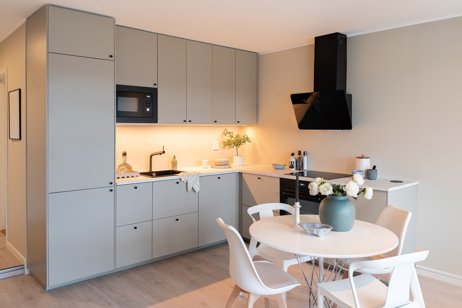 Kjøkkenet er som resten av leiligheten totaloppusset i 2024. Det består av folierte skrog, folierte fronter og laminert benkeplate. Komfyrvakt er installert på platetoppen, samt automatisk stoppekran med gulvføler er installert i skap under oppvaskkum. Galleribilde