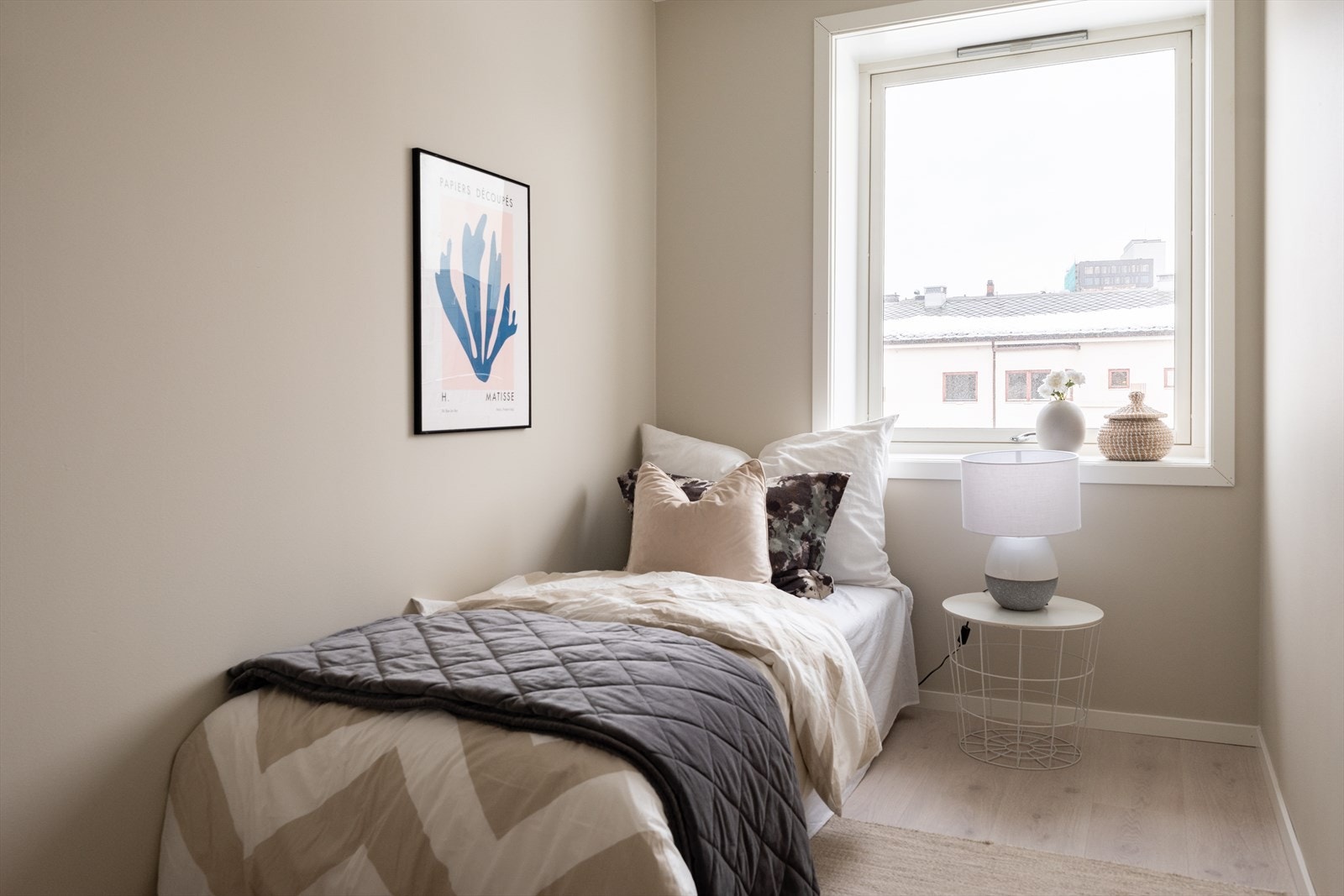 Rommet i midten er på 8,2 kvm, og får også plass til seng og garderobeløsning. Galleribilde