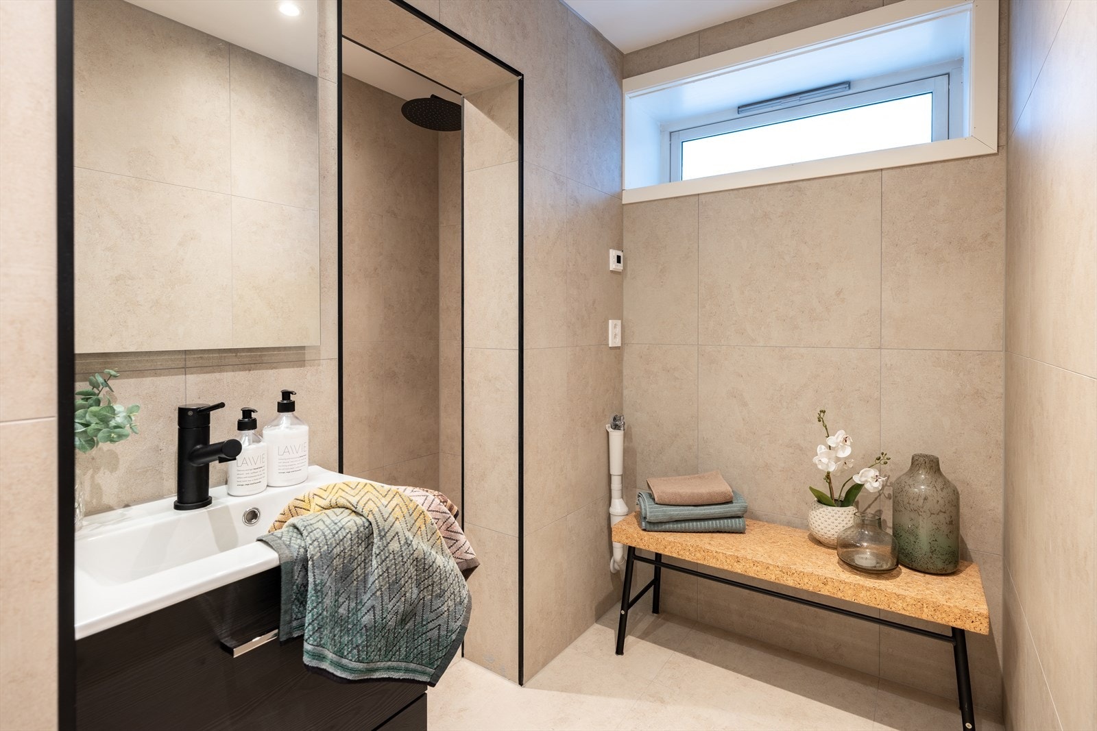 Det inneholder dusjnisje, vegghengt toalett, innredning med servant, og opplegg for vaskemaskin. Rommet er helt nytt og ubrukt, TG 0 ifølge takstmann. Galleribilde