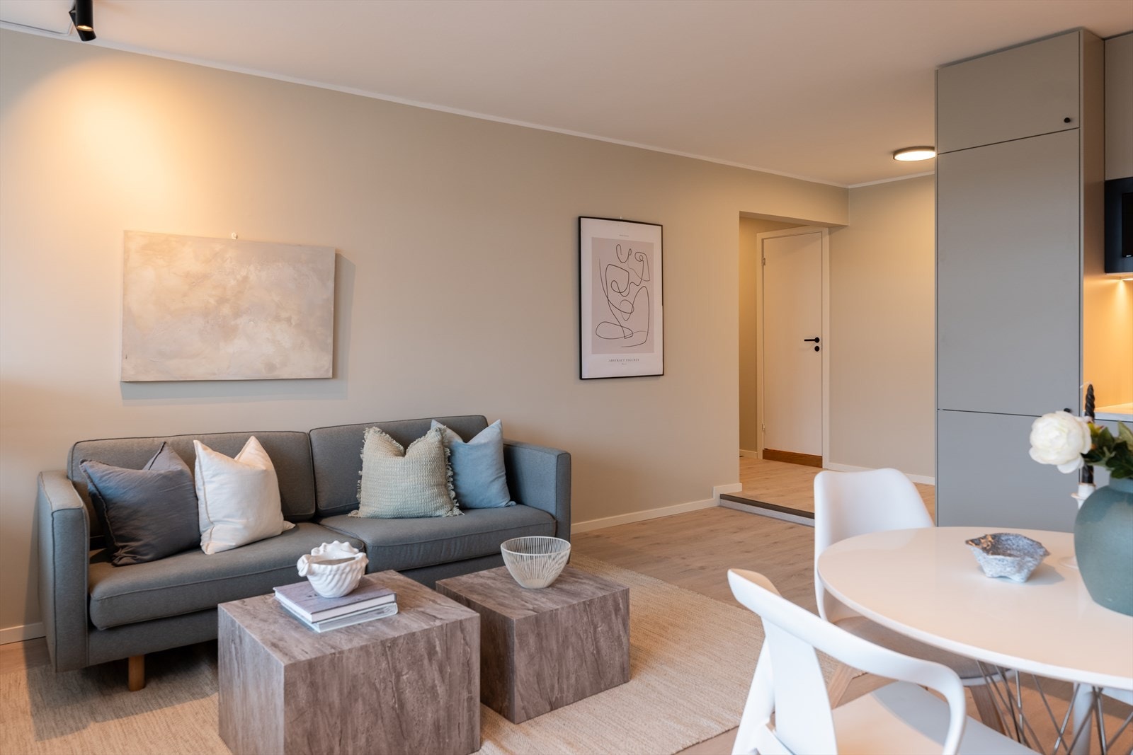 På stuen har man samt mulighet til å montere peisovn. Dette kan gjøres på veggen mot gangen. I boligen er det påkostet smarthjemløsning via systemet Plejd. Her kan man sjekke om lys er skrudd av eller på, samt styrken på lysene i deler av boligen. Galleribilde