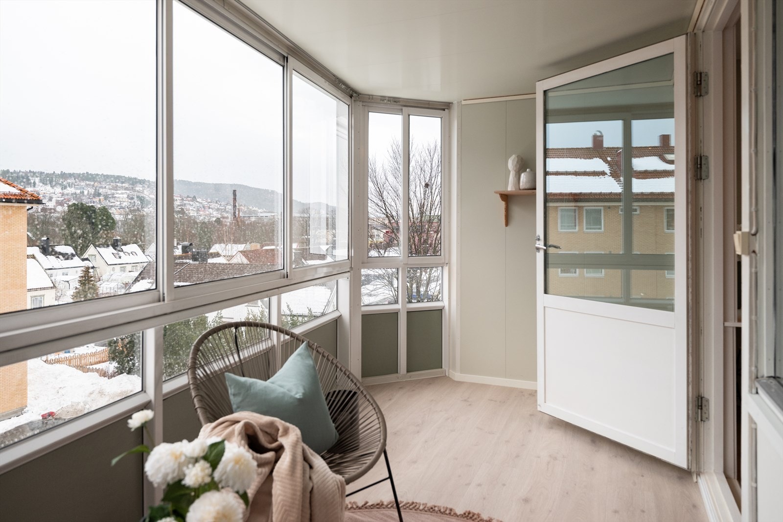 Her sitter man forholdsvis usjenert til, da man ligger i byggets toppetasje. Glassene kan enkelt skyves til siden, for å få inn sol. Her har man glimrende solforhold fra ca. kl. 13-23, sommerstid. Galleribilde