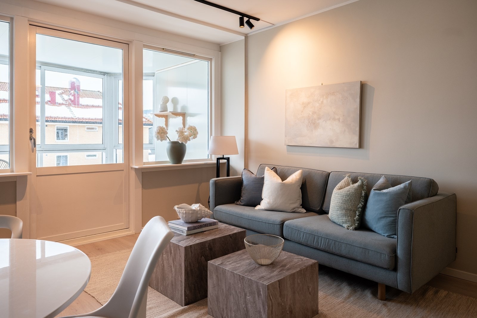 Her har man godt med plass til sofagruppe, samt at rommet nyter god naturlig belysning fra store originale vindu mot balkongen. Galleribilde