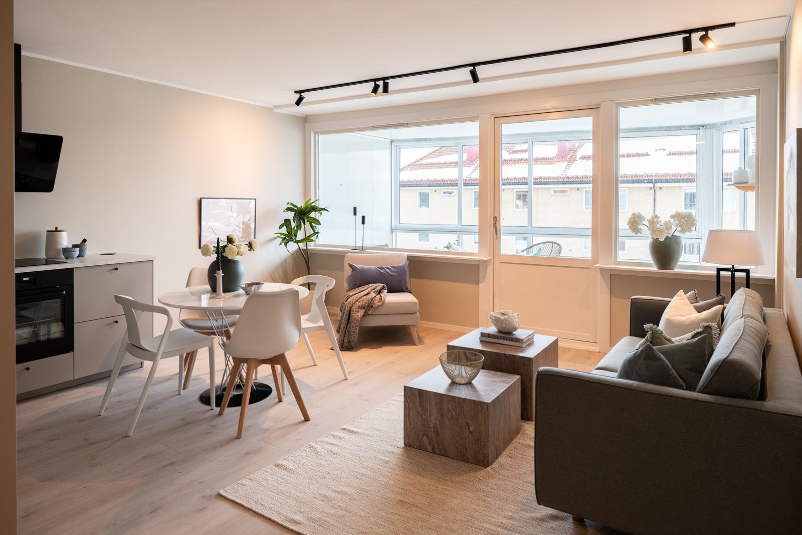 Velkommen inn til Abels gate 20 B - En totaloppusset 4-roms toppleilighet i 2024, med TG 0 på alle vesentlige punkter, innglasset balkong med utsikt, mulighet for parkering på borettslagets plasser, beliggende som nabo til NTNU på Øya. Galleribilde