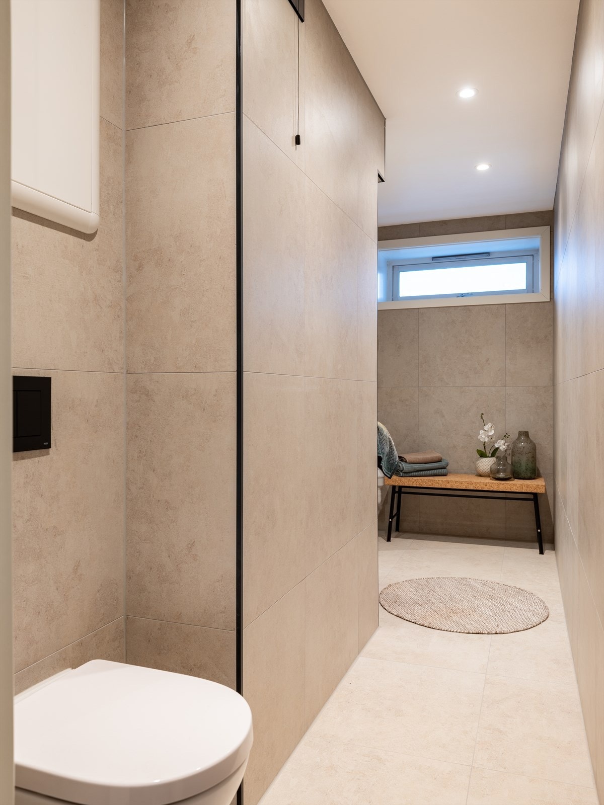 Badet ligger mellom to av soverommene, og er på 5,6 kvm. Det har flis på gulv med varmekabler, flis på vegger og malt slett himling med downlights i tak. Galleribilde