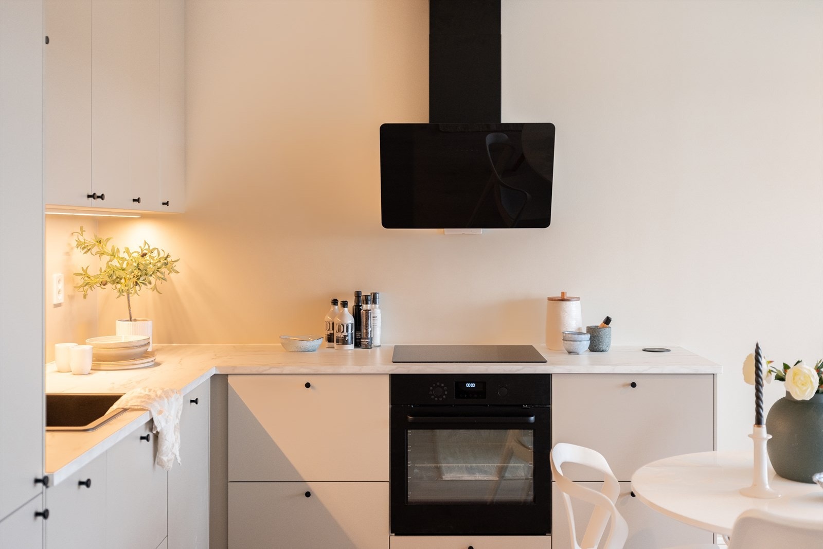 Hele leiligheten er totaloppusset innvendig i 2024 (se liste over oppgraderingene i salgsoppgaven). Galleribilde