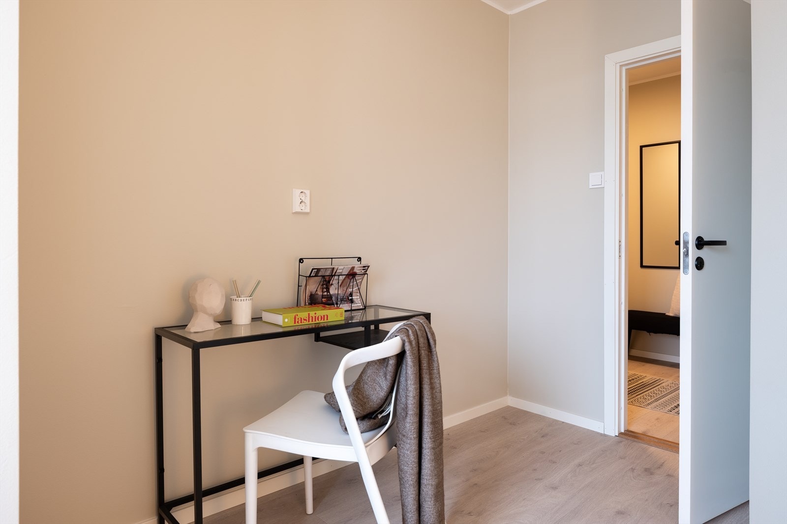 Felles for alle soverommene, er at de vender ut mot et rolig område som er felles for borettslaget. Det er lave felleskostnader og et fornuftig drevet borettslag. Galleribilde