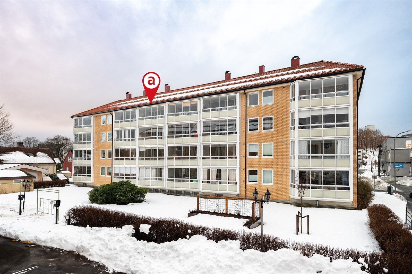 Abels gate 20 B ligger skjermet og rolig til å være såpass sentrumsnært, der denne boligen ligger i ytterkant av feltet i enden av blindvei. Plasseringen beskrives best som en liten "grønn oase" kun 15 minutter fra sentrum. Velkommen på visning! Galleribilde