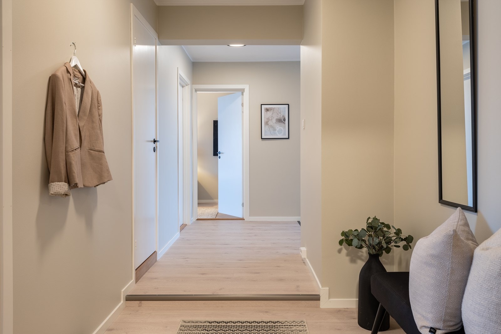 Man går opp til 4. etasje og kommer inn i en forholdsvis stor entré/gang på 5,6 kvm, som gir gode muligheter for garderobeløsning på høyre side i det man kommer inn. Man blir møtt med splitter ny 1-stavs laminat. Galleribilde