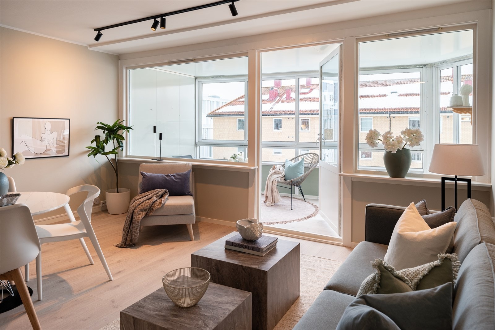 Åpen stue/kjøkkenløsning, med store vinduer og dype vinduskarmer. Stuen er i åpen løsning med kjøkkenet, og er på 27,3 kvm totalt. Galleribilde