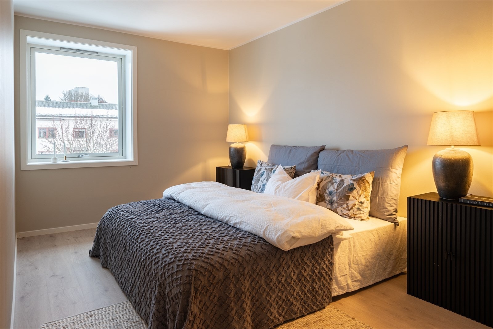 Alle soverommene ligger med inngang fra entréen, og veldig praktisk sammen med badet. Hovedsoverommet er på hele 15,6 kvm, og får god plass til stor dobbeltseng. Galleribilde