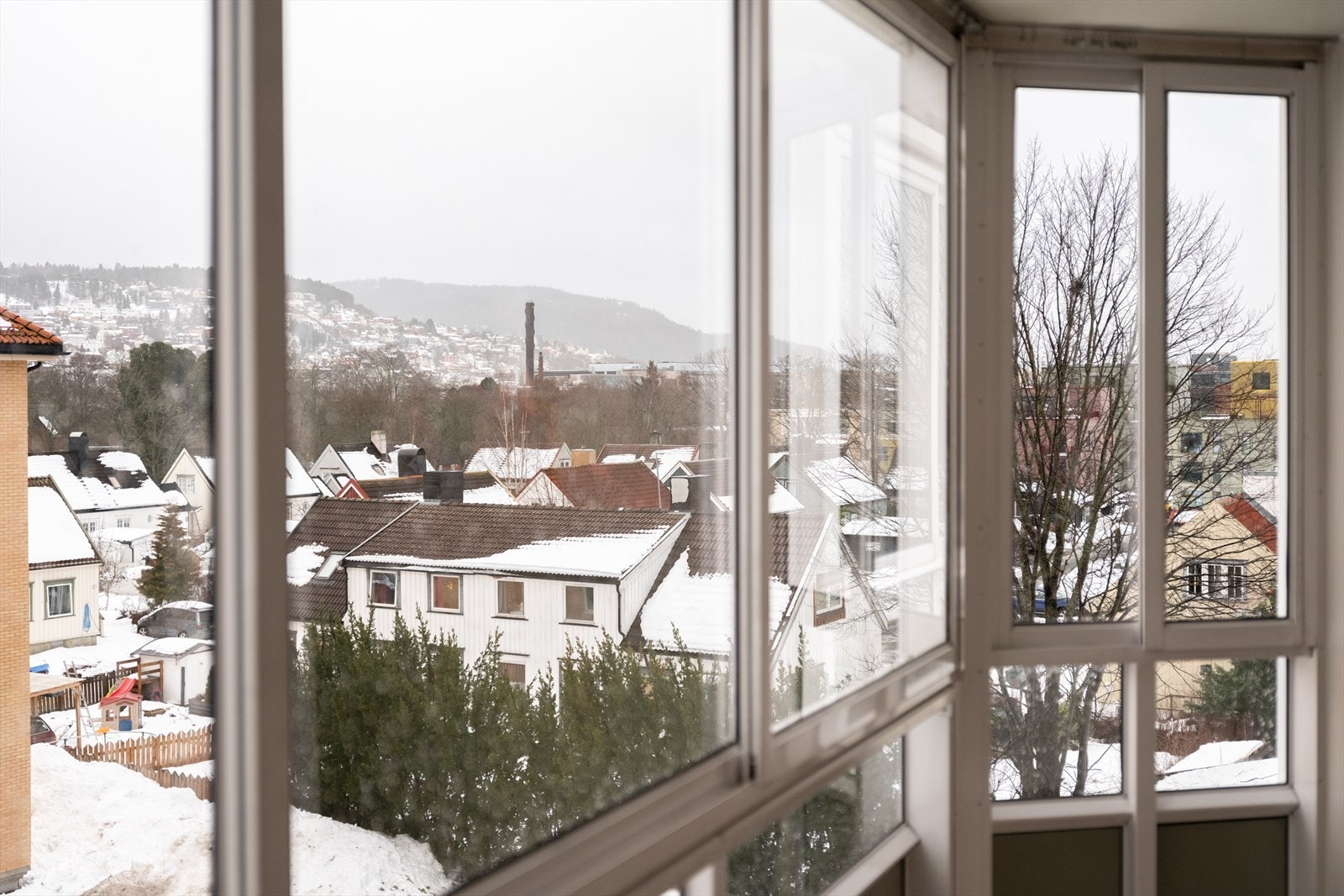 Flotte utsiktsforhold mot Byåsen og Gråkallen fra balkongen, da man ligger luftig til i 4. etasje. Her er man godt skjermet for innsyn. Galleribilde