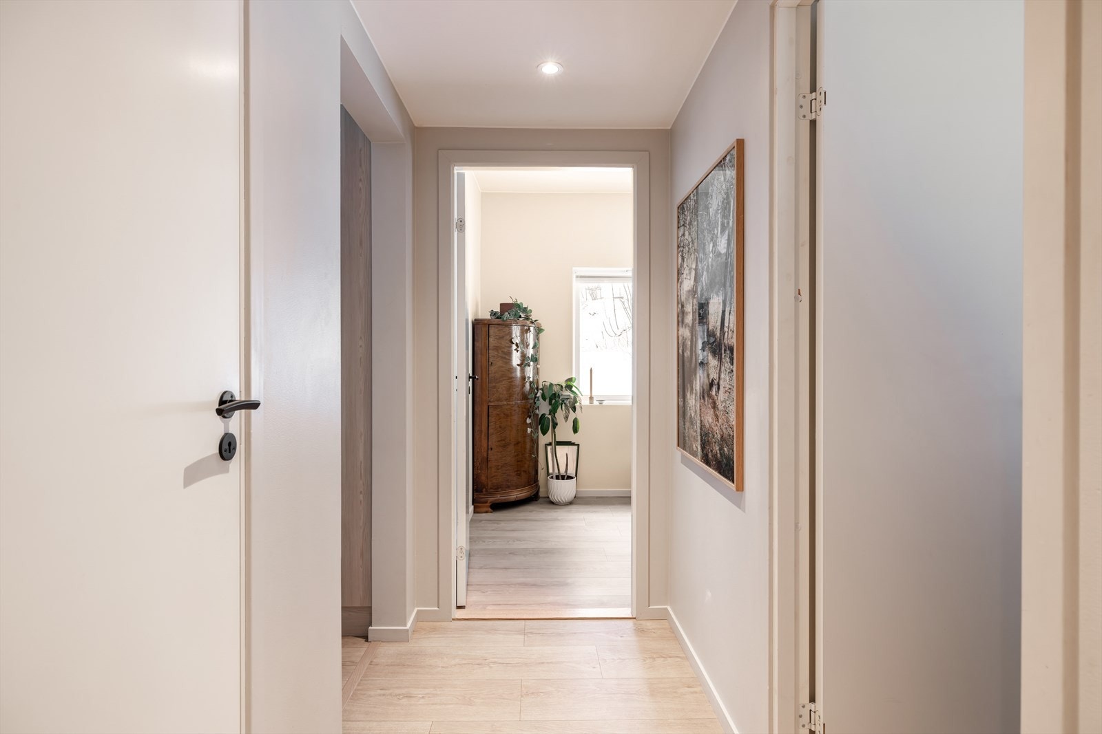 Entréen gir et godt førsteinntrykk av leilighet og har plass for oppheng av jakker og oppstilling av sko Galleribilde