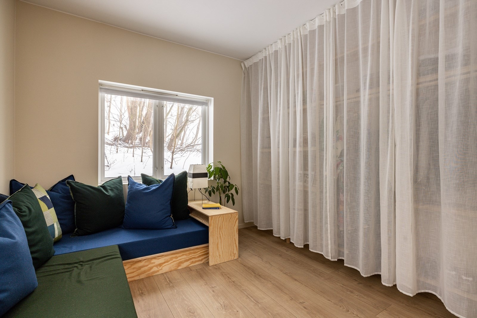Med praktisk gardin som kan lukkes og åpnes Galleribilde